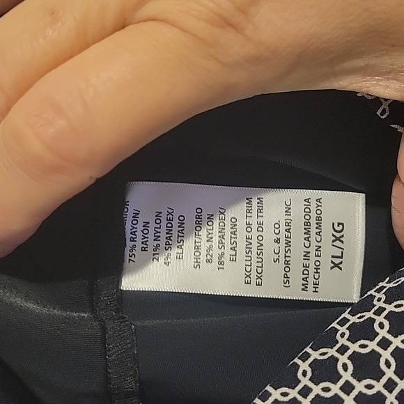 SC & Co. Pull on elastic waist skirt w/ attached shorts. Size XL - Picture 7 of 7